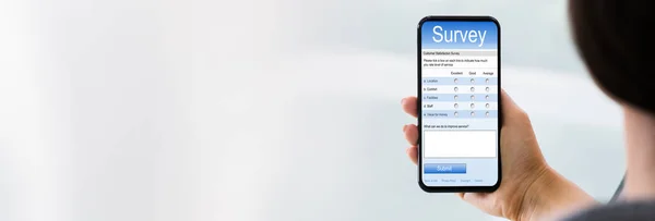 Kädestä Tilalla Online Survey Matkapuhelimella — kuvapankkivalokuva