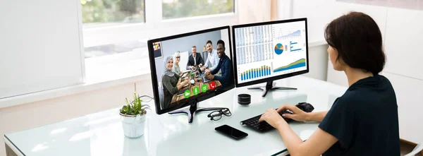 Het Bekijken Van Online Video Conference Meeting Office — Stockfoto