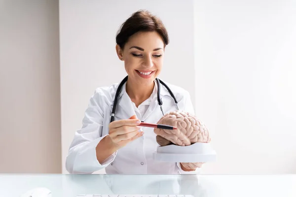 Hirnchirurg Oder Neurologe Erklärt Dem Patienten — Stockfoto