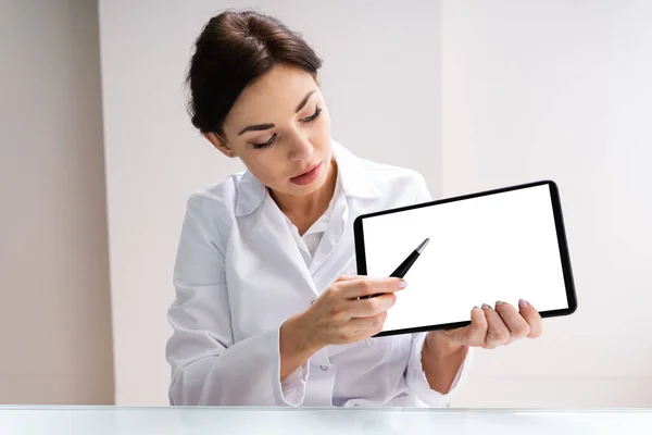 Femme Médecin Tenant Ordinateur Tablette Avec Écran Vide — Photo