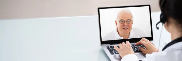 Orvos Beszél Beteggel Keresztül Video Chat Laptopon Asztalnál — Stock Fotó