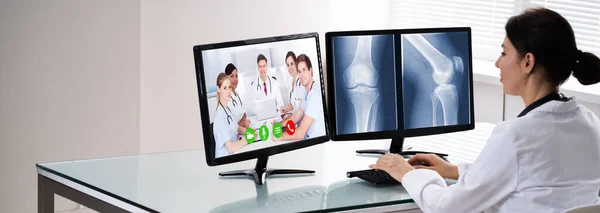 Médico Usando Tecnologia Videoconferência Elearning Online — Fotografia de Stock