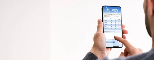 Närbild Man Fylla Online Survey Form Smartphone — Stockfoto