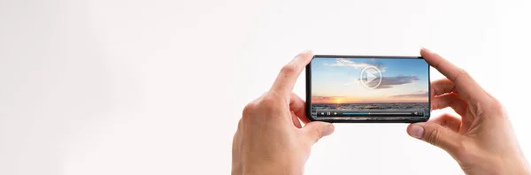 Cropped Afbeelding Van Mens Kijken Video Mobiele Telefoon Thuis — Stockfoto