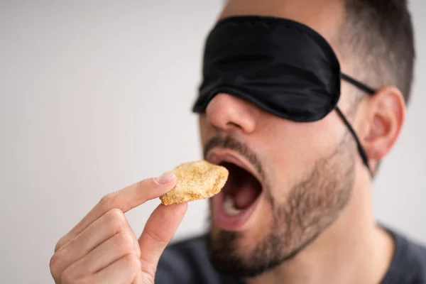 Сліпий Смак Зав Язаними Очима Тест Їжі Чоловік Обличчя — стокове фото