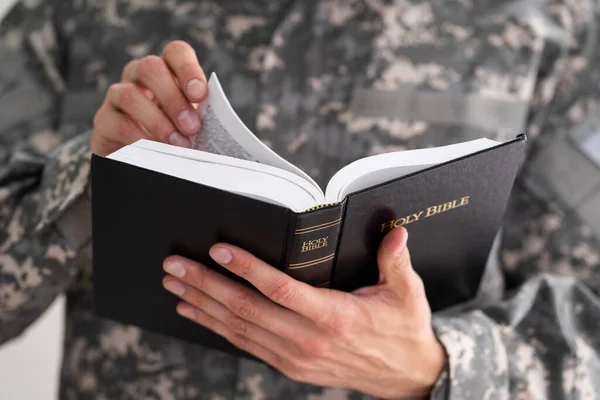 Soldado Exército Militar Patriótico Ler Bíblia Uniforme — Fotografia de Stock