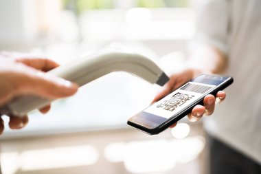 Dükkanda Ödeme Kodu Taramak için Cep Telefonu Kullanılıyor