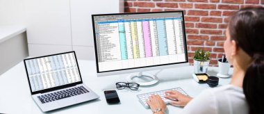 Hesap çizelgesiyle çalışıyorum. Laptop ekranındaki veri analiz ediliyor
