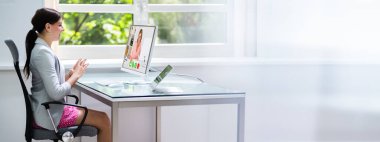 Ev videosu konferansında iş görüşmesi