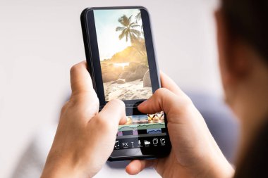 Telefondaki video düzenleyici uygulaması. Montaj Yazılımı