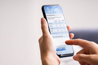 Çevrimiçi Araştırma Formunun Cep Telefonundaki Kişinin Yakın Çekimi