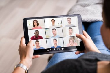 Tablet 'te Çevrimiçi Video Konferansı Görüşmesi