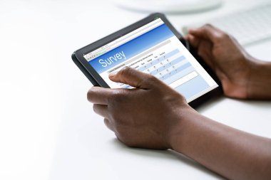 Anket Anketini Dolduran Afrikalı Kadın veya Tablet Bilgisayarındaki Form