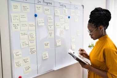 Gemiye Kanban Planı Yazan Afrikalı Amerikalı Kadın