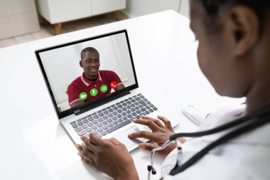Video konferansında Afrikalı doktor hastayla konuşuyor.