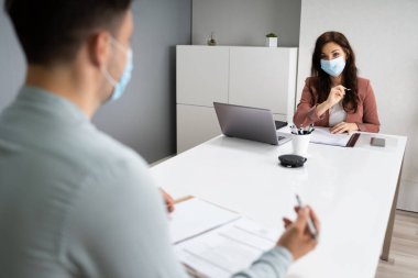 Maske takarak Hukuk Bürosu 'nda İş Görüşmesi