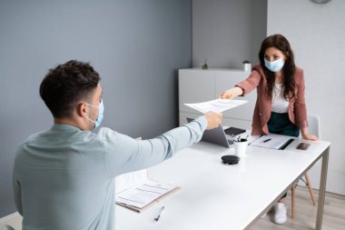 Sosyal Mesafeyi Takip Eden Tıbbi Yüzler Maskeleri Giyerek Ofiste Çalışmak