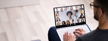 Ev video konferansından Çalışma Webinar Çağrısı
