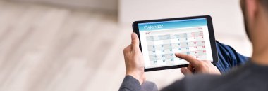 Tablet Bilgisayarında Takvime Bakan Erkek