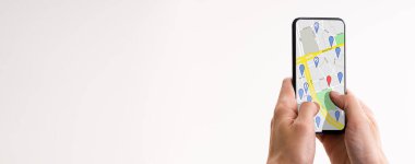 Evdeki Akıllı Telefon Ekranında Harita Konumu Araması