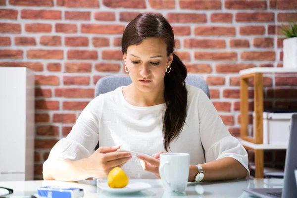 Kranker Arbeitnehmer Büro Leidet Unter Grippe — Stockfoto