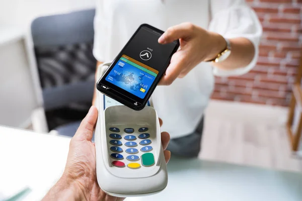 Bezahlen Mit Dem Handy Der Kasse Mittels Nfc Technologie — Stockfoto