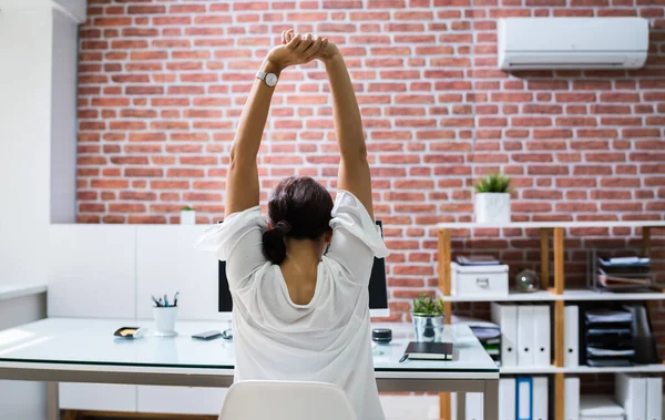 Mujer Empleada Haciendo Ejercicio Ejercicio Yoga Estirado — Foto de Stock