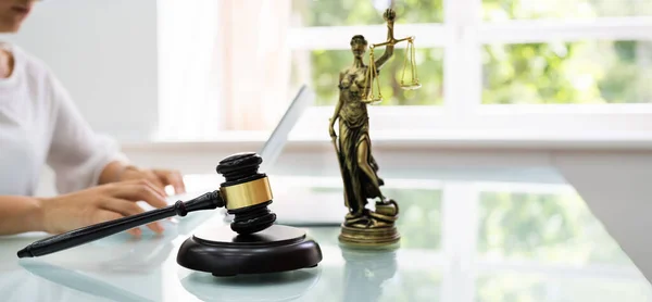 Conceito Tribunal Direito Online Juiz Usando Tecnologia — Fotografia de Stock