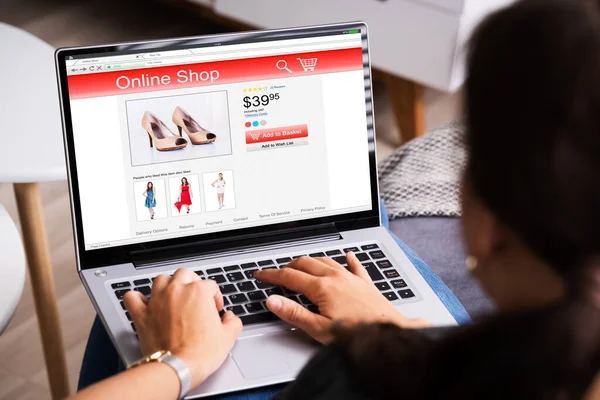 快乐女人在笔记本电脑观看鞋网上购物 — 图库照片