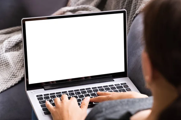 Vrouw Met Laptop Computer Thuis Met Blanco Display — Stockfoto