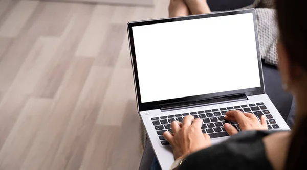 Vrouw Met Laptop Computer Thuis Met Blanco Display — Stockfoto