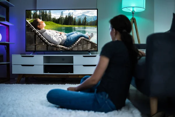 Een Vrouw Die Kijkt Bank Bank Televisie Kijken — Stockfoto