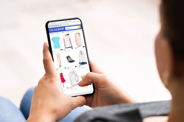 携帯電話でオンラインストアを開催 — ストック写真