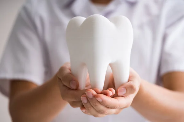 Dentista Mulher Fazendo Limpeza Branqueamento Tratamento Dentário — Fotografia de Stock