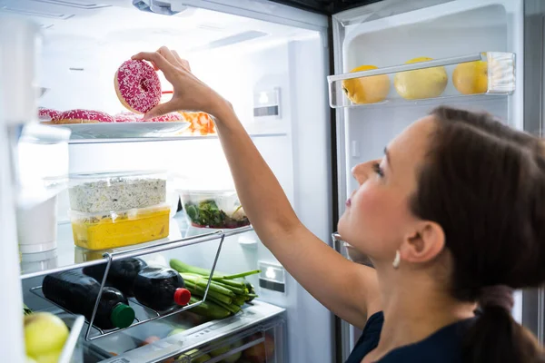 Mujer Dieta Disfrutando Cocina Cerca Del Refrigerador — Foto de Stock