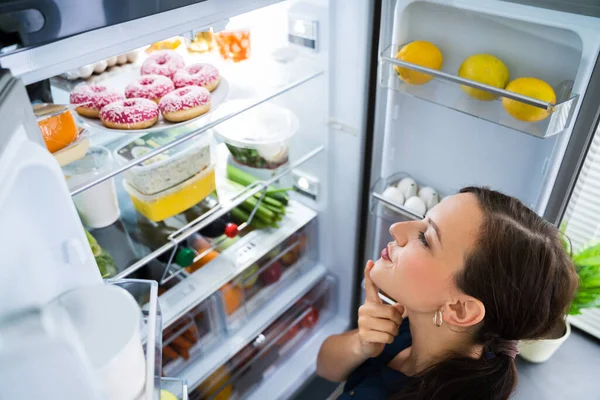 Hongerige Vrouw Zoek Naar Voedsel Keuken Thuis — Stockfoto