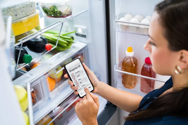Bequeme Einkaufsliste Für Lebensmittel Telefon App Der Nähe Des Kühlschranks — Stockfoto