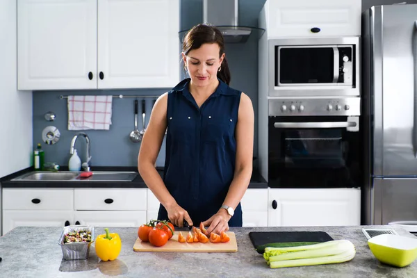 Mulher Cozinhar Jantar Casa Corte Legumes — Fotografia de Stock