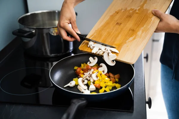 Frau Kocht Gesunde Vegetarische Mahlzeit Hause — Stockfoto