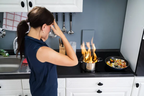 Fuego Cocina Ollas Quemándose Mientras Cocina Casa — Foto de Stock