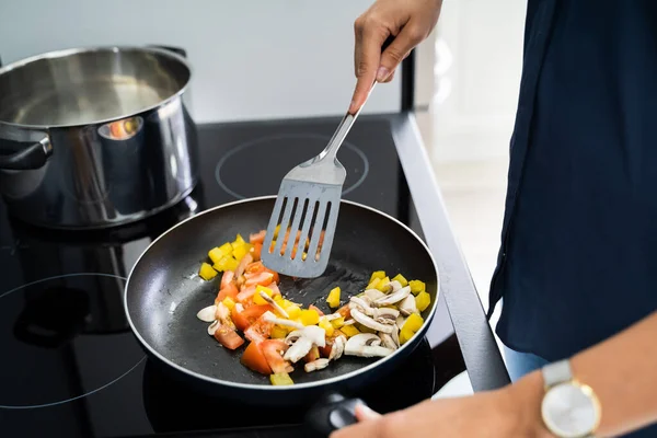 妇女在家做饭时在厨房里做健康的饭菜 — 图库照片