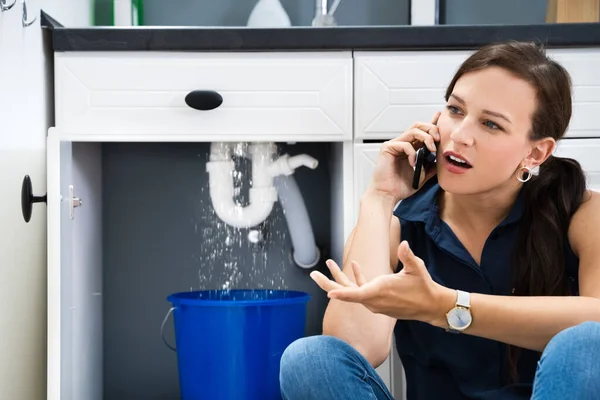 Spüle Rohr Wasserleck Sanitärschäden Hause — Stockfoto