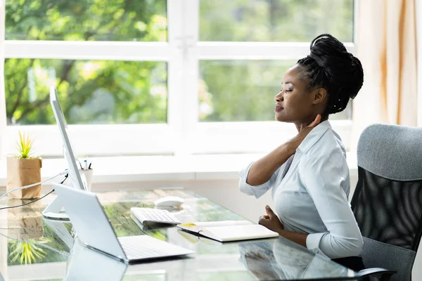 Kvinna Med Dålig Hållning Och Ergonomi Medan Sitter — Stockfoto