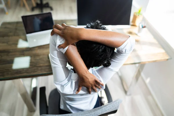 Black Woman Stretches Kontoret Vid Skrivbordet — Stockfoto