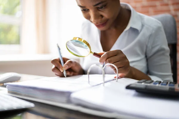 Auditor Penyelidikan Penipuan Bisnis Menggunakan Magnifying Glass Kantor — Stok Foto