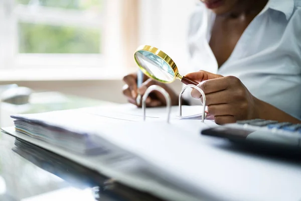 Revisore Dei Conti Che Indaga Sulle Frodi Commerciali Utilizzando Lente — Foto Stock