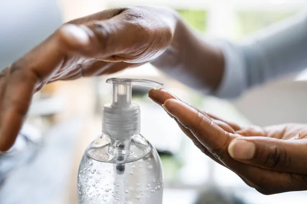 Mano Utilizzando Alcool Strofinare Gel Disinfettante Lavaggio Mano — Foto Stock