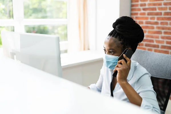 Africano American Call Center Desk Mulher Vestindo Máscara Médica — Fotografia de Stock