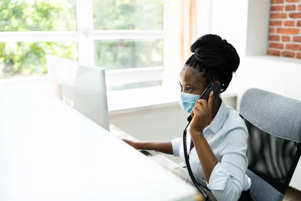 Africano American Call Center Desk Mulher Vestindo Máscara Médica — Fotografia de Stock