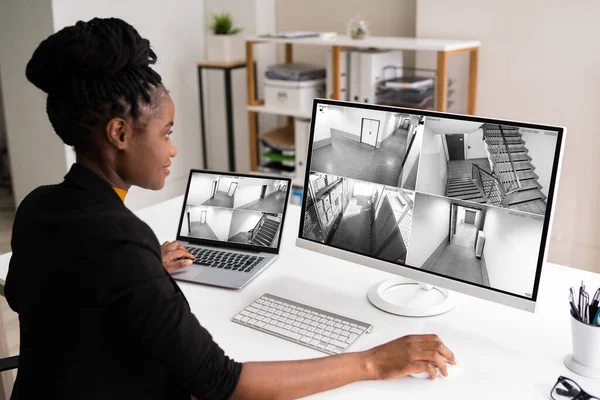 Mulher Negócios Assistindo Imagens Cctv Interior Escritório Computador Local Trabalho — Fotografia de Stock